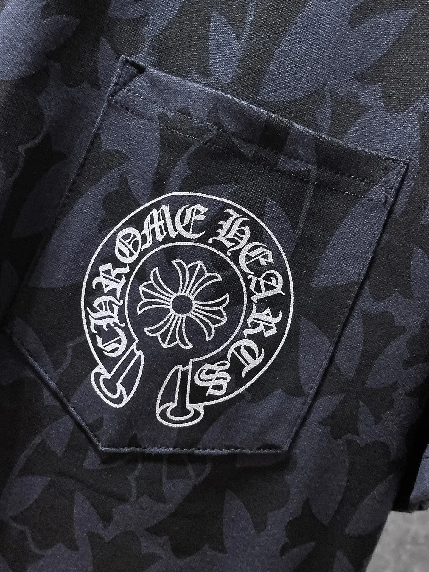 P150 New Chrome Hearts 25ss for summer. High-weight, environmentally friendly and high-quality top-grade fabric. 275g~270g. Customized version with cross-printed short-sleeves. Counter synchronization. Re-engraved version 1:1. Recommended color: customized version black and gray. Size: S, M, L, XL.